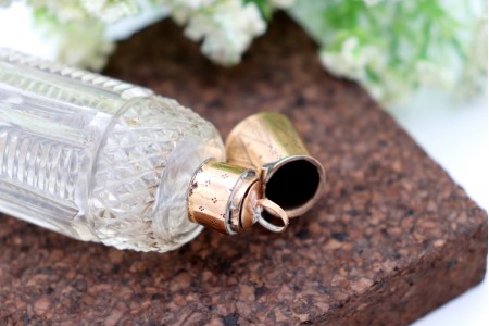 Frasco de perfume em vidro e com tampa em ouro